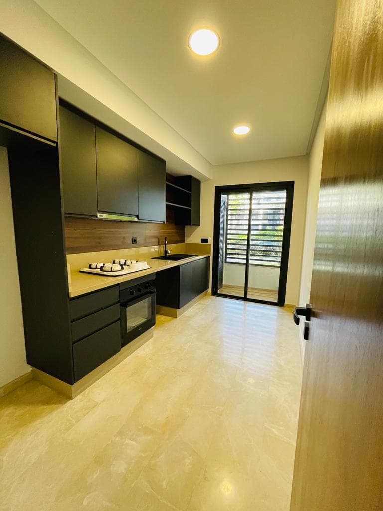 Cuisine bois et crédence sombre — visuel 3