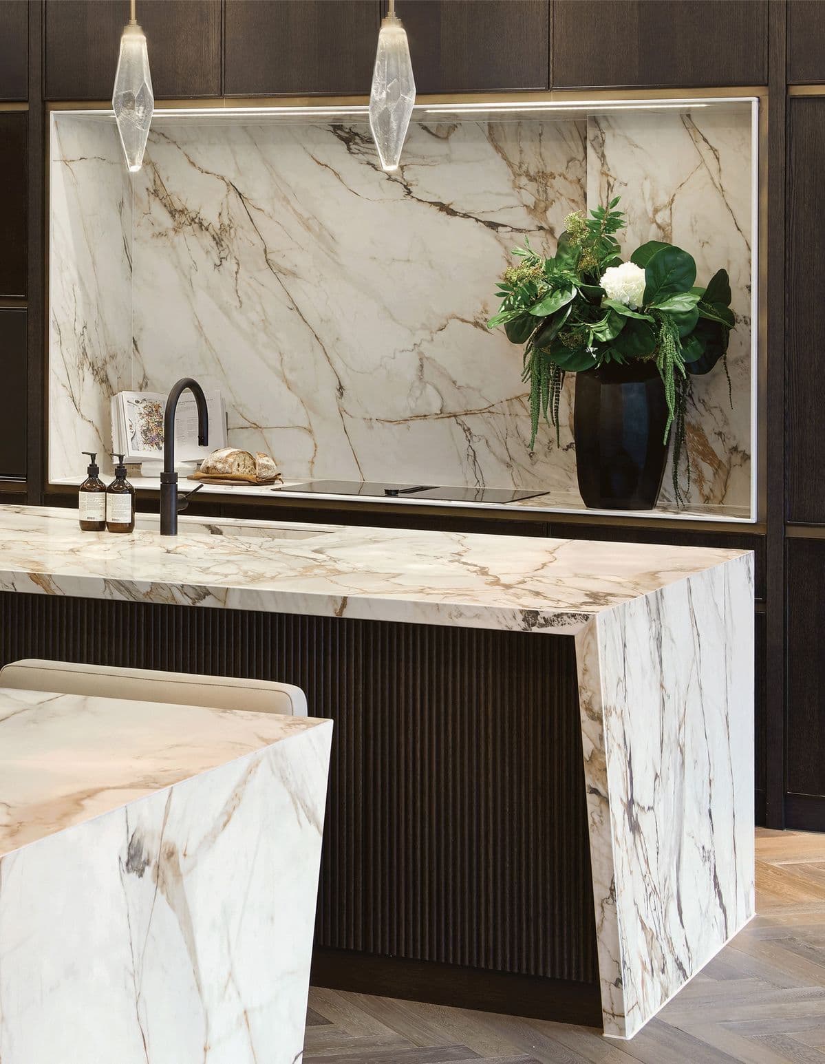 Plan de travail marbre veiné et chute d'eau — visuel 5