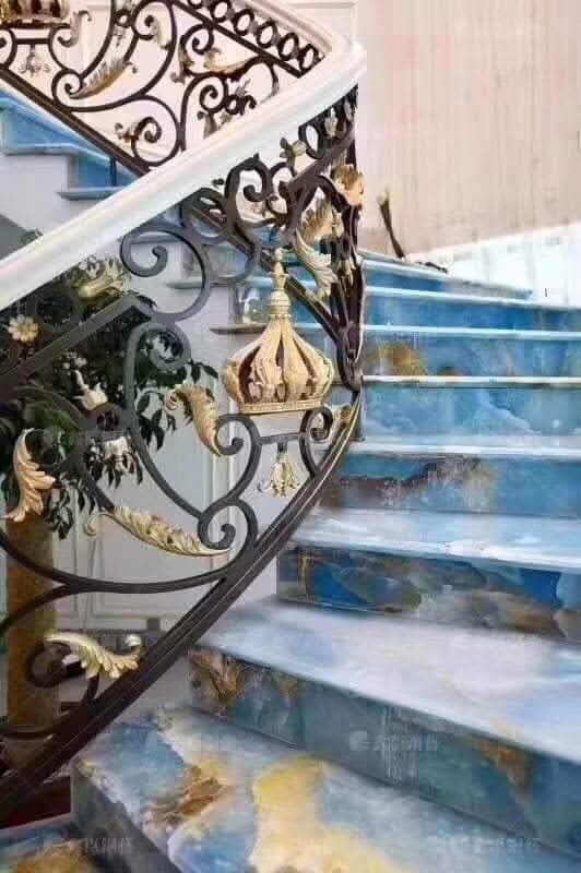 Escalier en marbre blanc