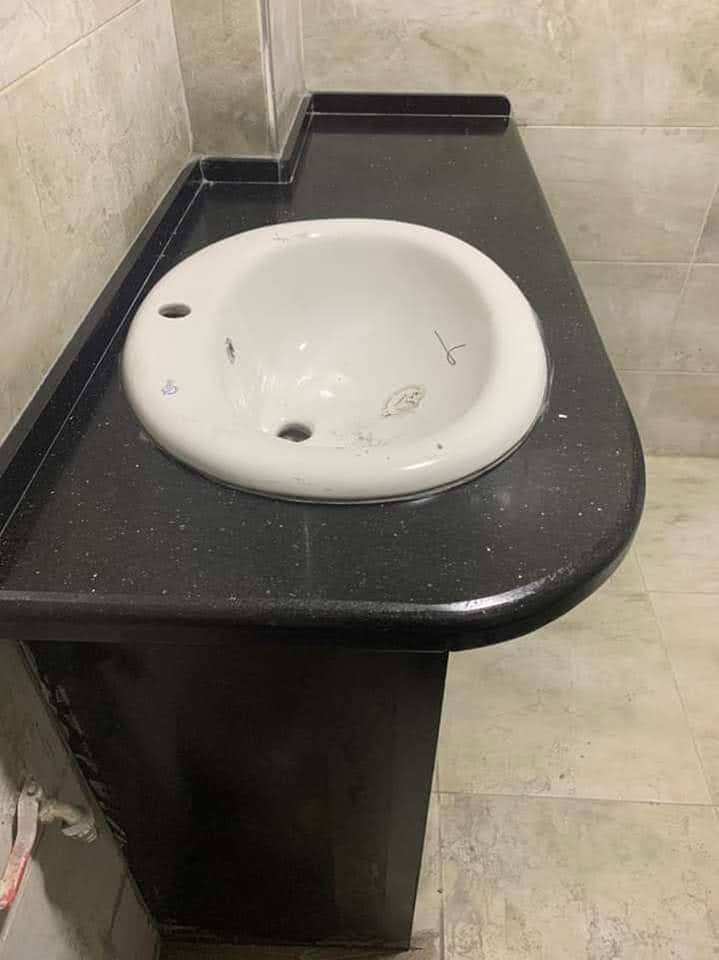 Meuble vasque en pierre noire — visuel 4