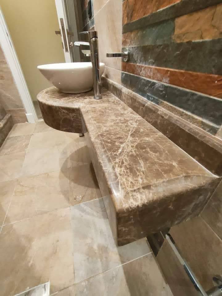 Sol salle de bain en pierre beige mate — visuel 2