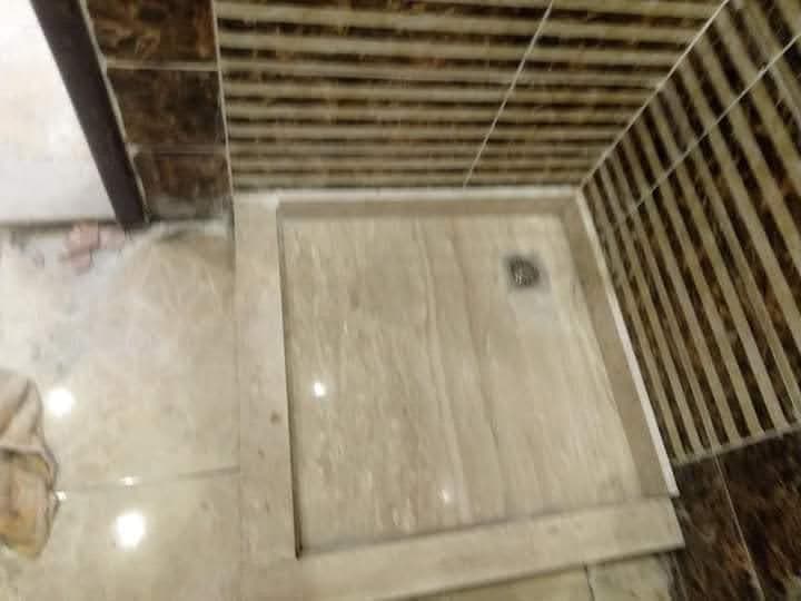 Sol salle de bain en pierre beige mate