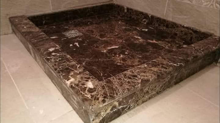 Seuil et marche en marbre brun