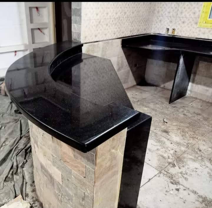 Comptoir arrondi en pierre noire