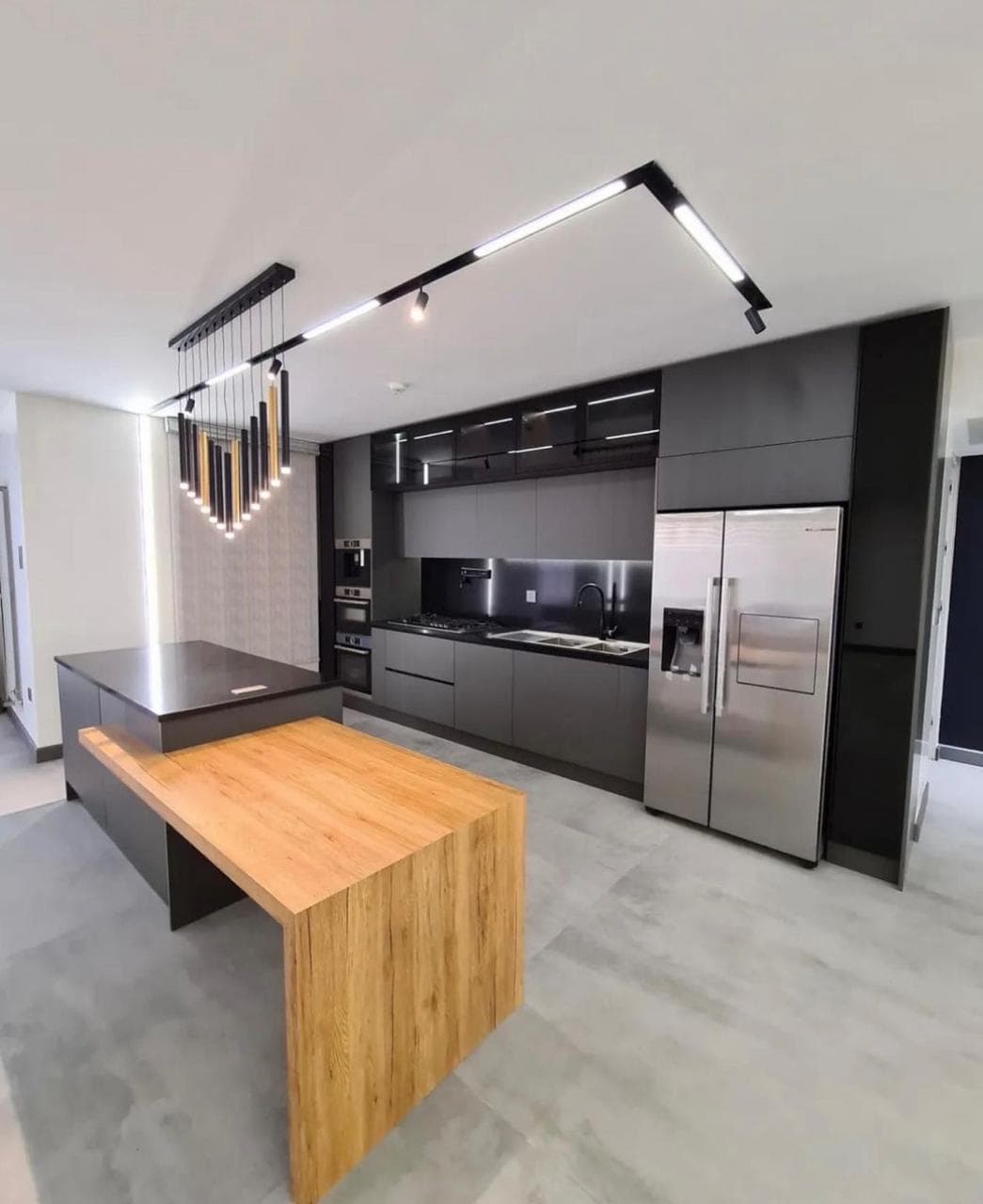 Cuisine noire contemporaine avec îlot